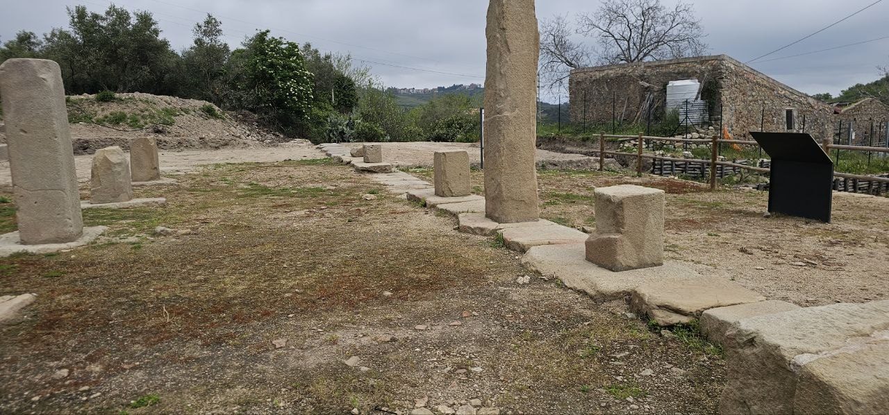 Le colonne dell'antica Abakainon