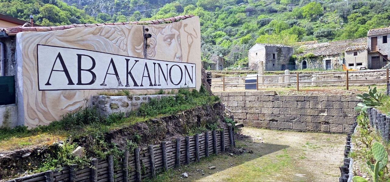 Il murale di Abakainon all'ingresso degli scavi archeologici di Tripi