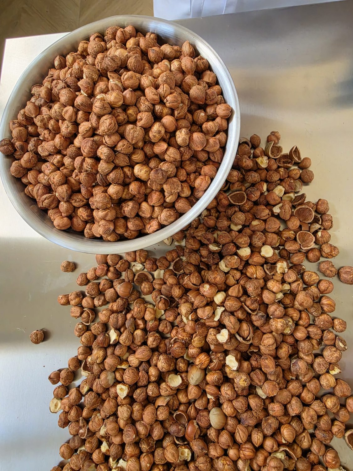 Nocciole dei Nebrodi appena sgusciate