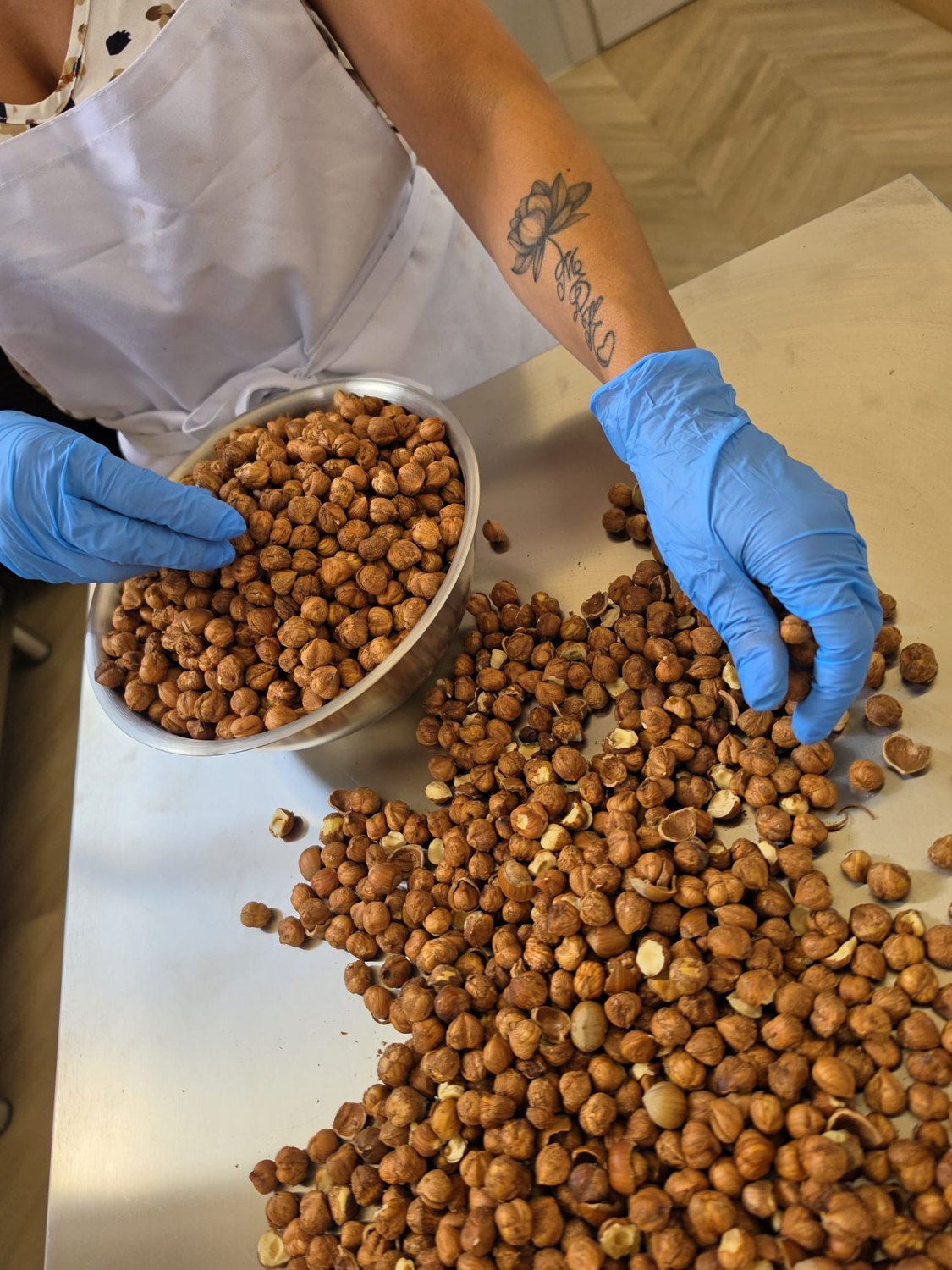 Selezione manuale delle nocciole in laboratorio